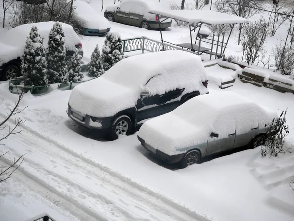 Припаркованные Машины Покрытые Снегом Шторм Городе Вид Сверху Крупный План — стоковое фото