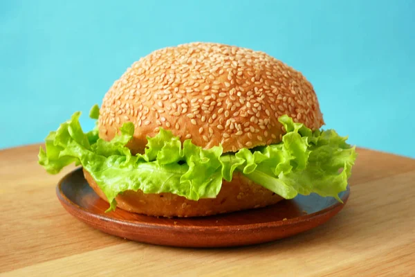 Färsk Vegansk Burgare Med Sallad Och Tomat Begreppet Hälsosam Och — Stockfoto