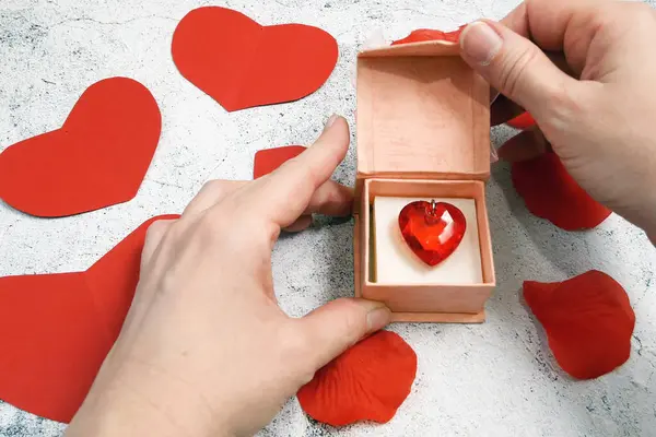 Gri Arkaplanı Olan Kutudaki Kalp Gibi Kırmızı Kolye — Stok fotoğraf