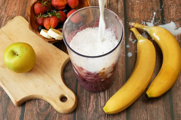 Desayuno Por Mañana Con Frutas Frescas Yogur Fondo Plátanos Jugosos —  Fotos de Stock