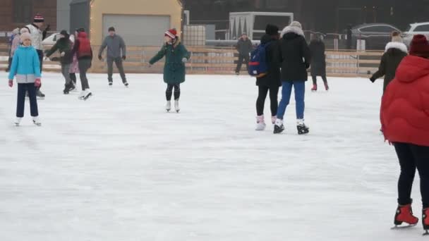 Menschen Schlittschuhen Eislaufen Draußen Auf Der Eisbahn — Stockvideo