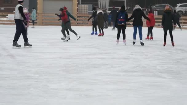 Menschen Schlittschuhen Eislaufen Draußen Auf Der Eisbahn — Stockvideo