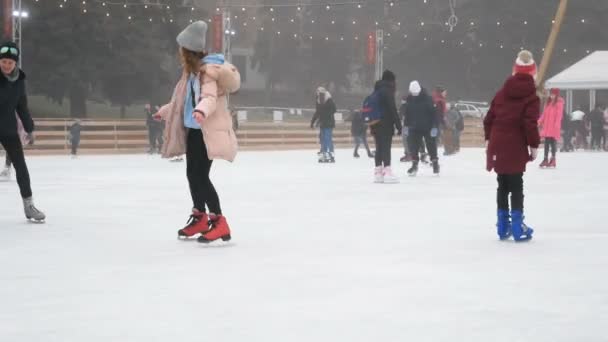 Pessoas Sapatos Patinação Patinação Gelo Livre Pista Gelo — Vídeo de Stock