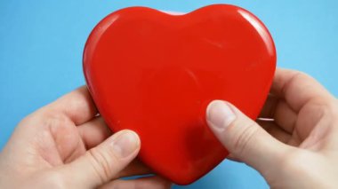 Elinde yay olan kırmızı kutu, Sevgililer Günü