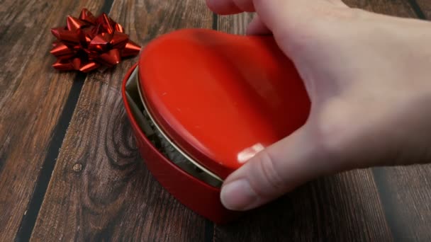 Röd Låda Med Hjärta Med Rosett Händerna Söt Alla Hjärtans — Stockvideo