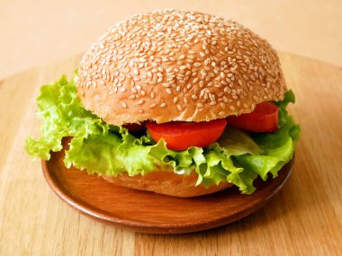 Marul ve domatesli taze vejetaryen burger. Sağlıklı ve vejetaryen gıda kavramı, yakın plan.