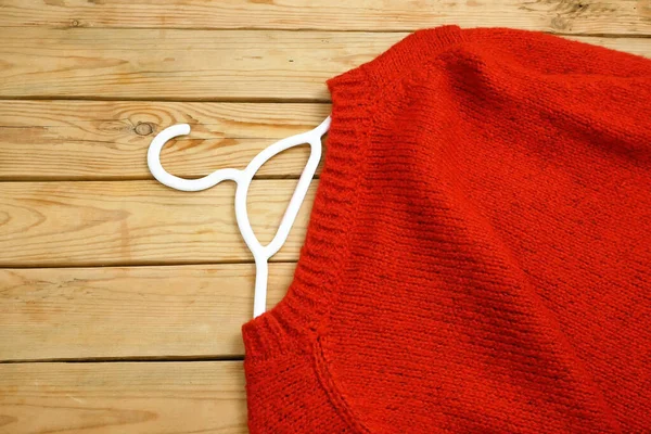 Sweater Tergantung Latar Belakang Kayu Dengan Label Harga Merah Konsep — Stok Foto