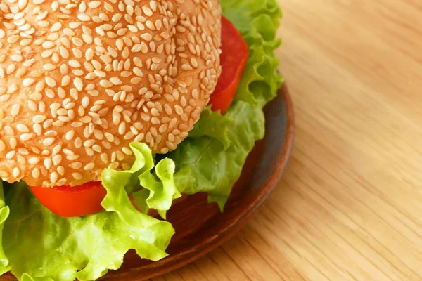 Świeży Wegański Burger Sałatą Pomidorem Koncepcja Zdrowej Wegetariańskiej Żywności Zbliżenie — Zdjęcie stockowe