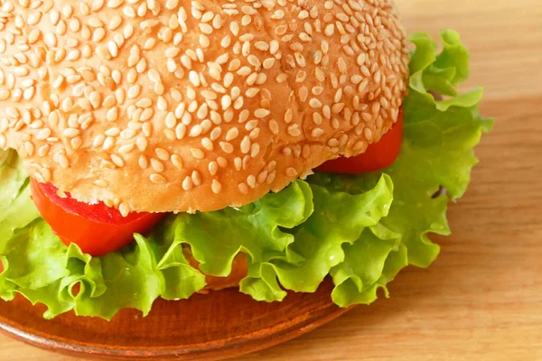 Frischer Veganer Burger Mit Salat Und Tomaten Das Konzept Der — Stockfoto