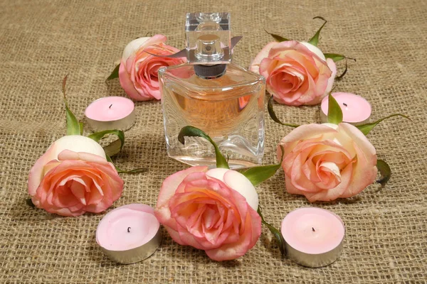 Eine Flasche Parfüm Seife Mit Rosa Rosen Blumen Und Kerzen — Stockfoto