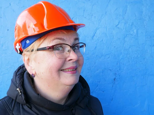 Feamle Engineer Bauhelm Auf Blauem Hintergrund — Stockfoto