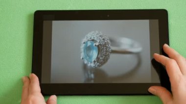 İnternet kuyumcusu için internet üzerinden alışveriş yapan kadın, yakın çekim