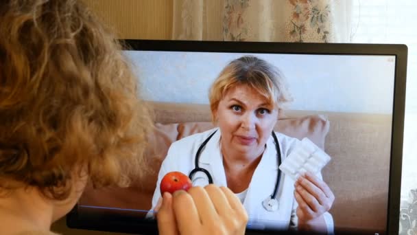 Kobieta Dzwoniąca Wideo Gdy Lekarz Zostaje Domu Zbliżenie Pacjenta Wideokonferencji — Wideo stockowe