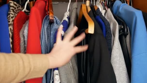 Moderní Dámské Oblečení Velký Šatník Různým Oblečením Domácí Věci Výběr — Stock video