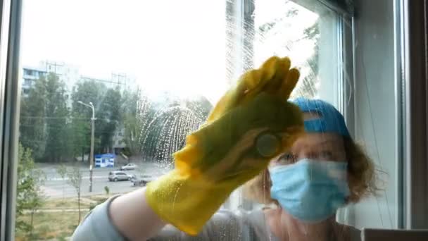 Kobieta Masce Ochronnej Rękawiczkach Mycia Okien Koncepcja Usług Czyszczenia Okien — Wideo stockowe