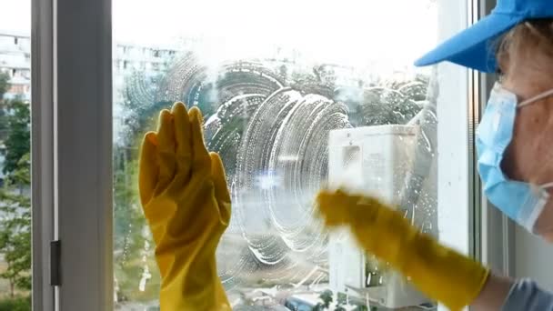 戴防护面罩和手套洗窗的女人 窗户清洁服务概念 — 图库视频影像