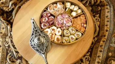 Fındık, şeker, metal vazo, çay, ahşap arka planda hurma.,