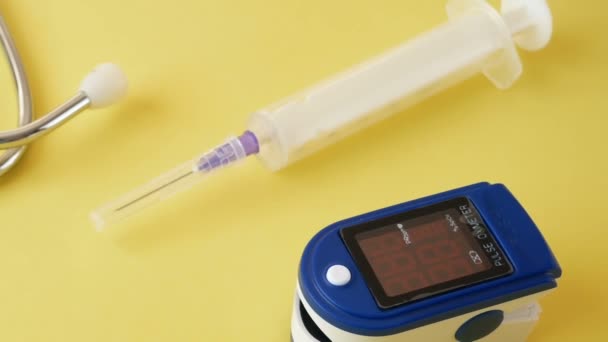 Många Piller Stetoskop Pulsoximeter För Fingertopp Samtidig Övervakning Blodflödet Och — Stockvideo