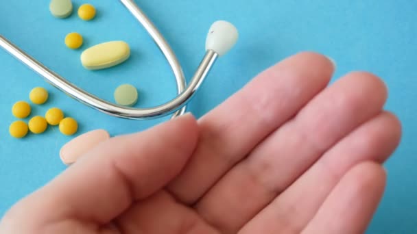 Pille Der Hand Stethoskop Auf Blauem Hintergrund — Stockvideo