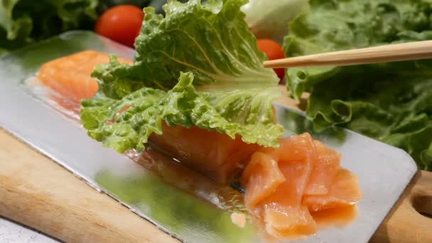 Peixe Salmão Fresco Com Alface Verde Legumes Salada Fresca Com — Vídeo de Stock