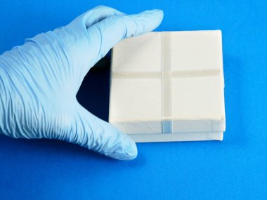 Tıbbi eldivenli el, yiyecek ve malzemelerle dolu bir kese kağıdı. Koronavirüsün yayılmasını önlemek için eve güvenli bir şekilde ulaş. Kavram