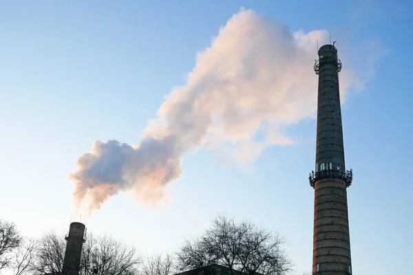 Buizen Met Grijze Rook Blauwe Lucht Torens Van Kerncentrales Tegen — Stockfoto