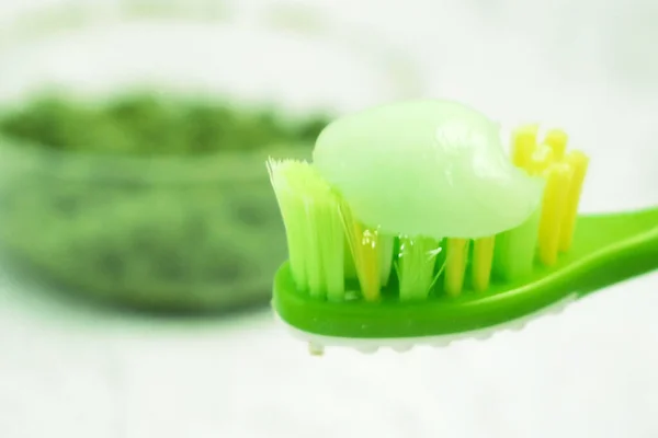 Ziołowa Pasta Zębów Szczoteczką Żółtym Tle Koncepcja Kosmetyków Konopnych Kosmetyki — Zdjęcie stockowe
