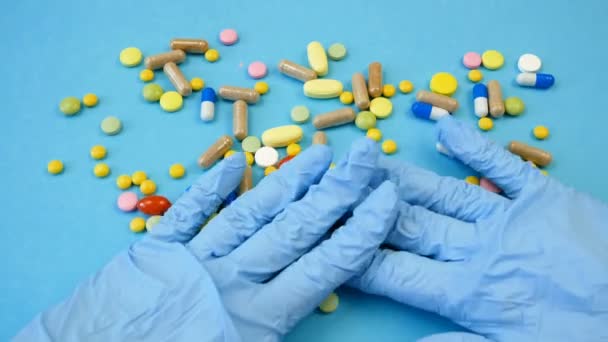 Mãos Luvas Afastar Pílulas Drogas Comprimidos Conceito Medicina Alternativa — Vídeo de Stock