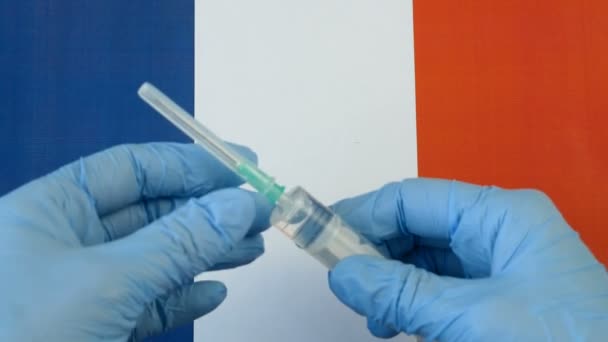 Strzykawka Szczepionką Jest Trzymana Ręcznie Rękawiczce Tle Flagi Francuskiej Szczepionka — Wideo stockowe