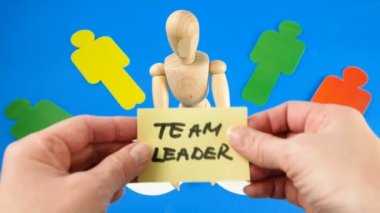 İnsanlar kelimelerle semboller ve bulmacalar yapar. DevOps