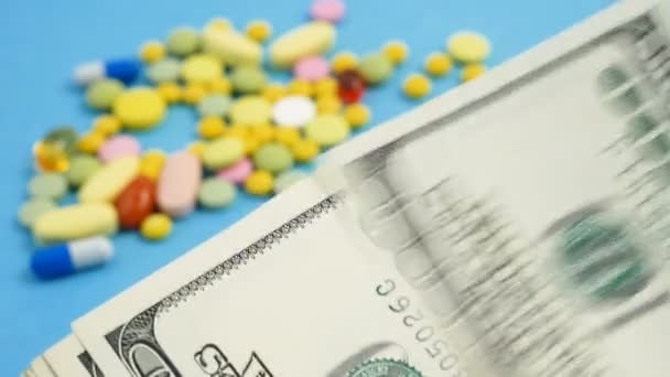 Různé Barevné Pilulky Tablety Kapsle Pozadí Peněz Pojetí Nákladné Léčby — Stock video