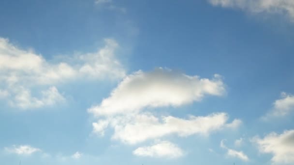 Chmury Niebieskim Niebie Białe Puszyste Chmury Upływ Czasu — Wideo stockowe
