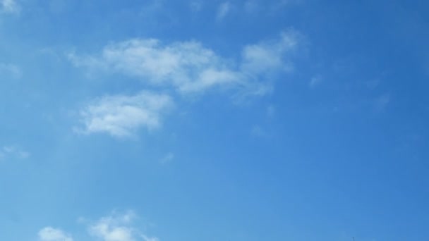 Nubes Cielo Azul Nubes Blancas Esponjosas Lapso Tiempo — Vídeo de stock