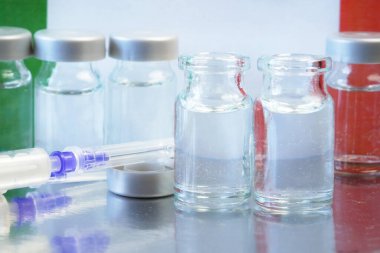 İtalyan bayrağı, Coronavirus aşısı olan şırıngalar, yakın plan.
