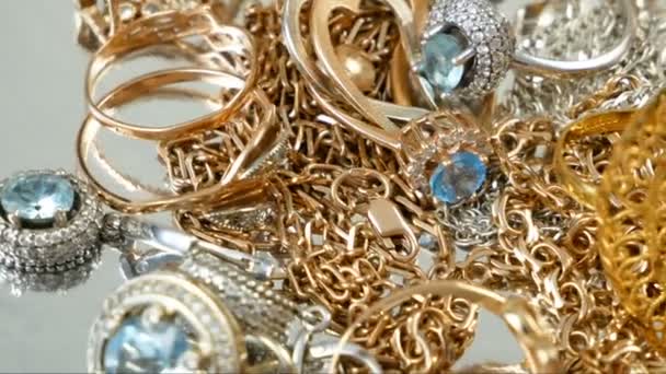 Mnoho Různých Zlatých Stříbrných Šperků Zastavárně Klenotnictví Detailní — Stock video