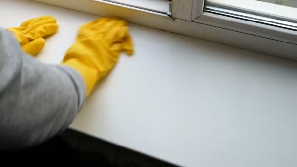 Frauenhand Gelben Handschuhen Auf Der Fensterbank Konzept Für Fensterputzdienste — Stockvideo