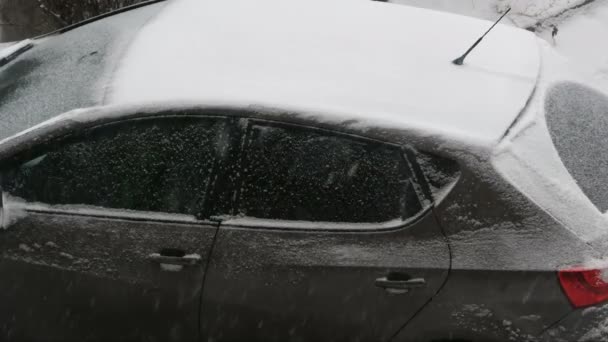 Μαύρο Αυτοκίνητο Χειμερινό Δρόμο Χιονοπτώσεις Top View — Αρχείο Βίντεο