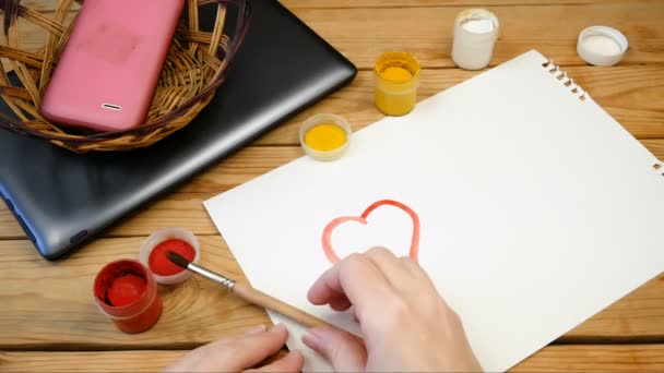女人用红漆在白纸上画心 浪漫的概念 — 图库视频影像