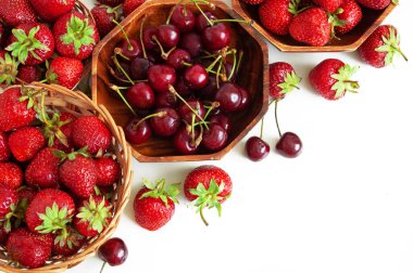 Çilek ve kiraz beyaz arka planda izole edilmiş, yakın plan