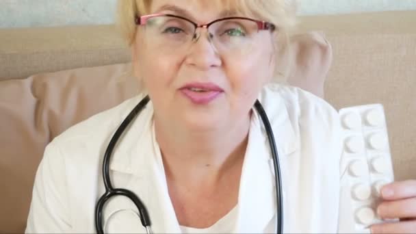 Donna Medico Possesso Pillole Blister Rende Consultazione Primo Piano Assistenza — Video Stock