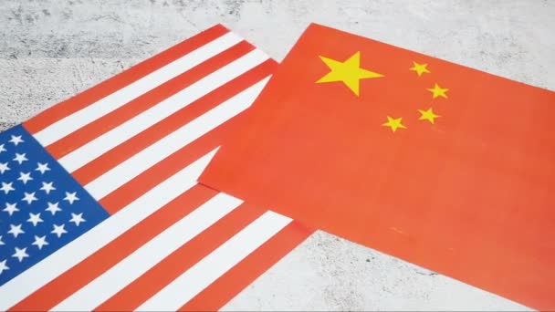 Ηπα Κίνα Διαφωνία Ηπα Της Αμερικής Και Κινεζικές Σημαίες Σύγκρουση — Αρχείο Βίντεο