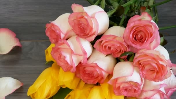 Bellissime Rose Rosa Tulipani Gialli Grappolo Dolorose Uova Pasqua Felice — Video Stock