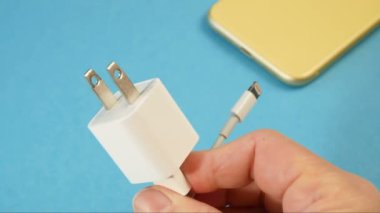 Cep telefonu beyaz kabloyu şarj ediyor, usb şarj eklentileri