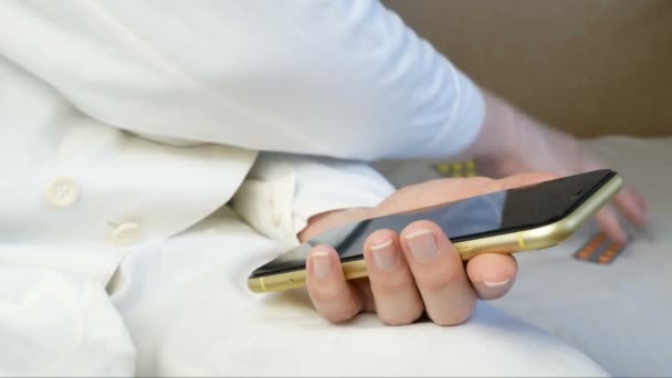 Läkare Gör Samråd Med Mobiltelefon Med Patienten Piller Medicin Online — Stockvideo