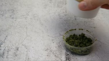 Ahşap arka planda marihuana bitkisi dozu ile kenevir kremi kozmetiği. Esrar kozmetik konsepti