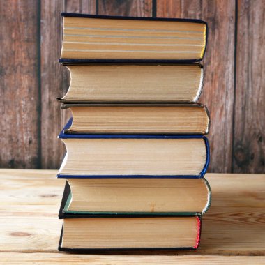 Bir sürü kitap yığını, kütüphane önü, kitapçı, kapanış