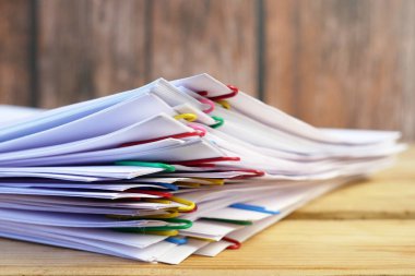 Bağlayıcı klipsli belge yığını ahşap masa