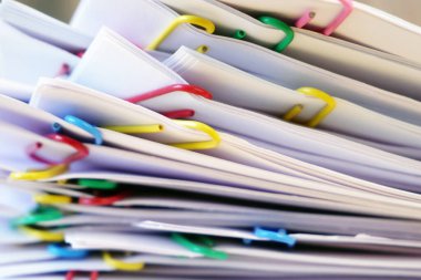 Bağlayıcı klipsli belge yığını ahşap masa