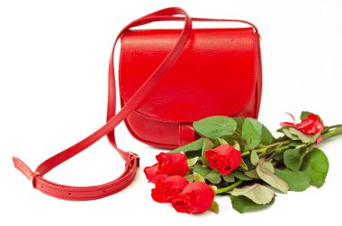 Güzel kırmızı güller demeti ve beyaz arka planda çanta, yakın plan