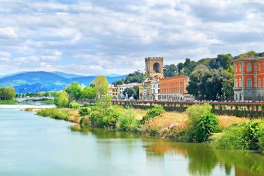 İtalya, Toskana, Floransa 'daki Arno nehrinin üzerinde. Floransa şehir manzarası. Floransa mimarisi 